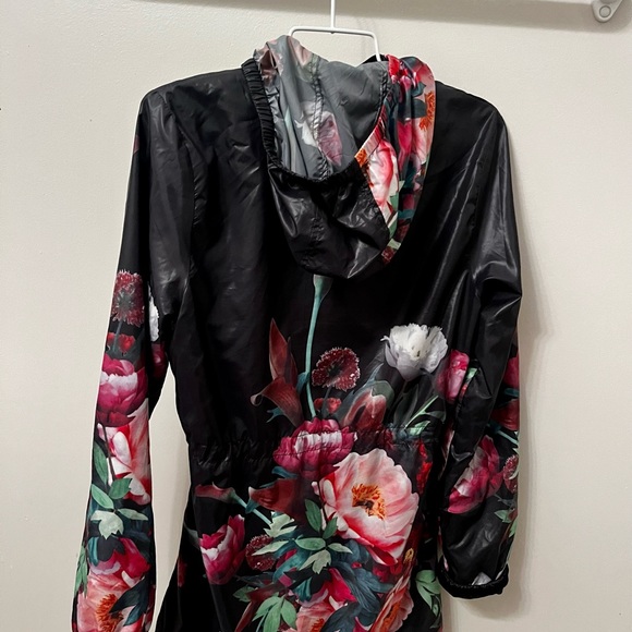Spanner size small flower print wind breaker - Picture 6 of 7